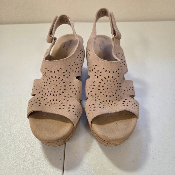 Clarks Womens Tan Suede Laser Cut Wedge Sandals Size 8 Ultimate Comfort - Picture 2 of 5